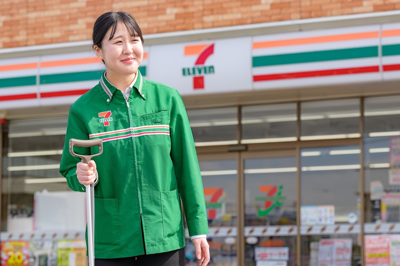 伊藤宗吉商店のセブンイレブンで働くスタッフ