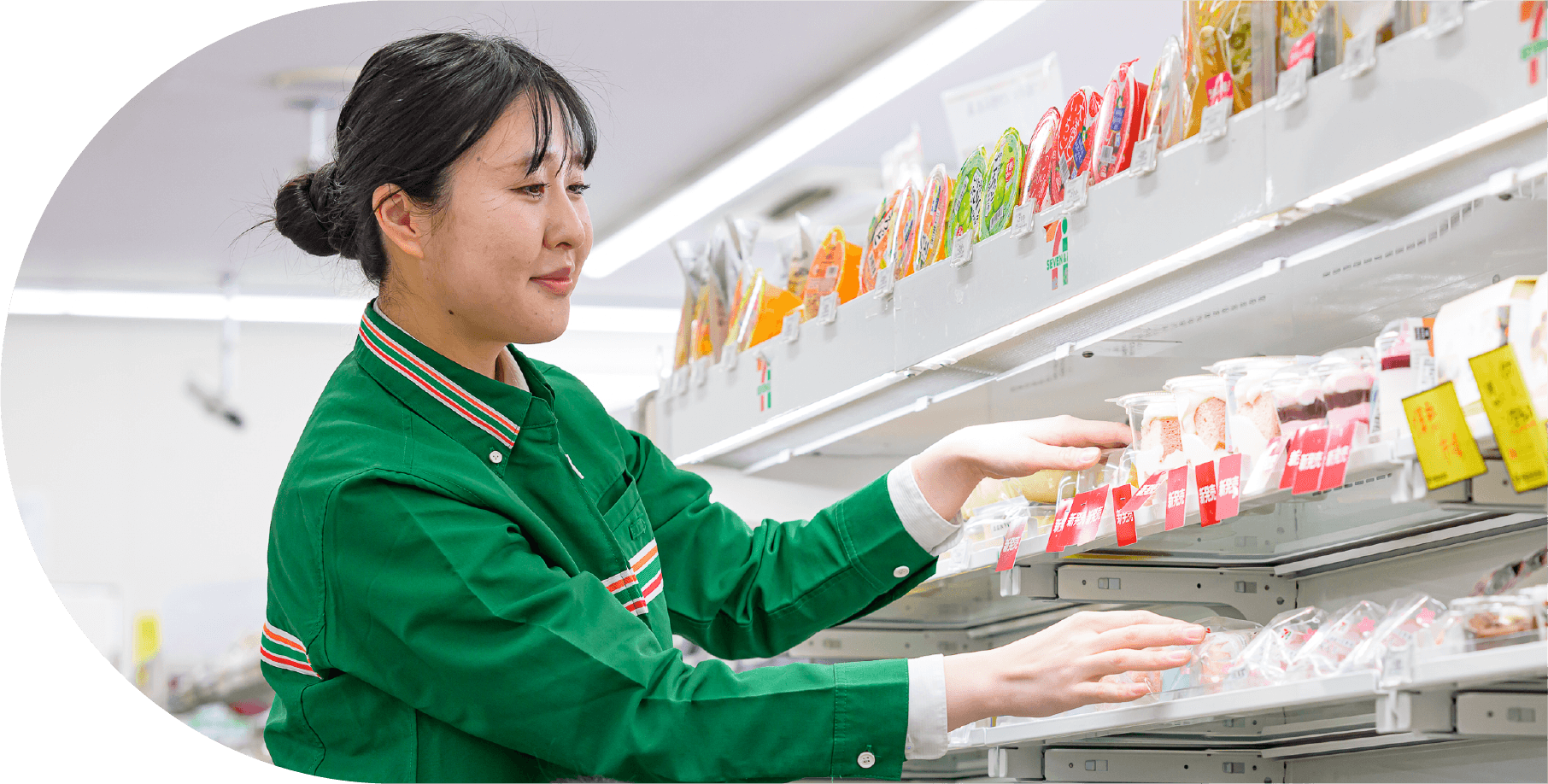 笑顔で接客するスタッフ