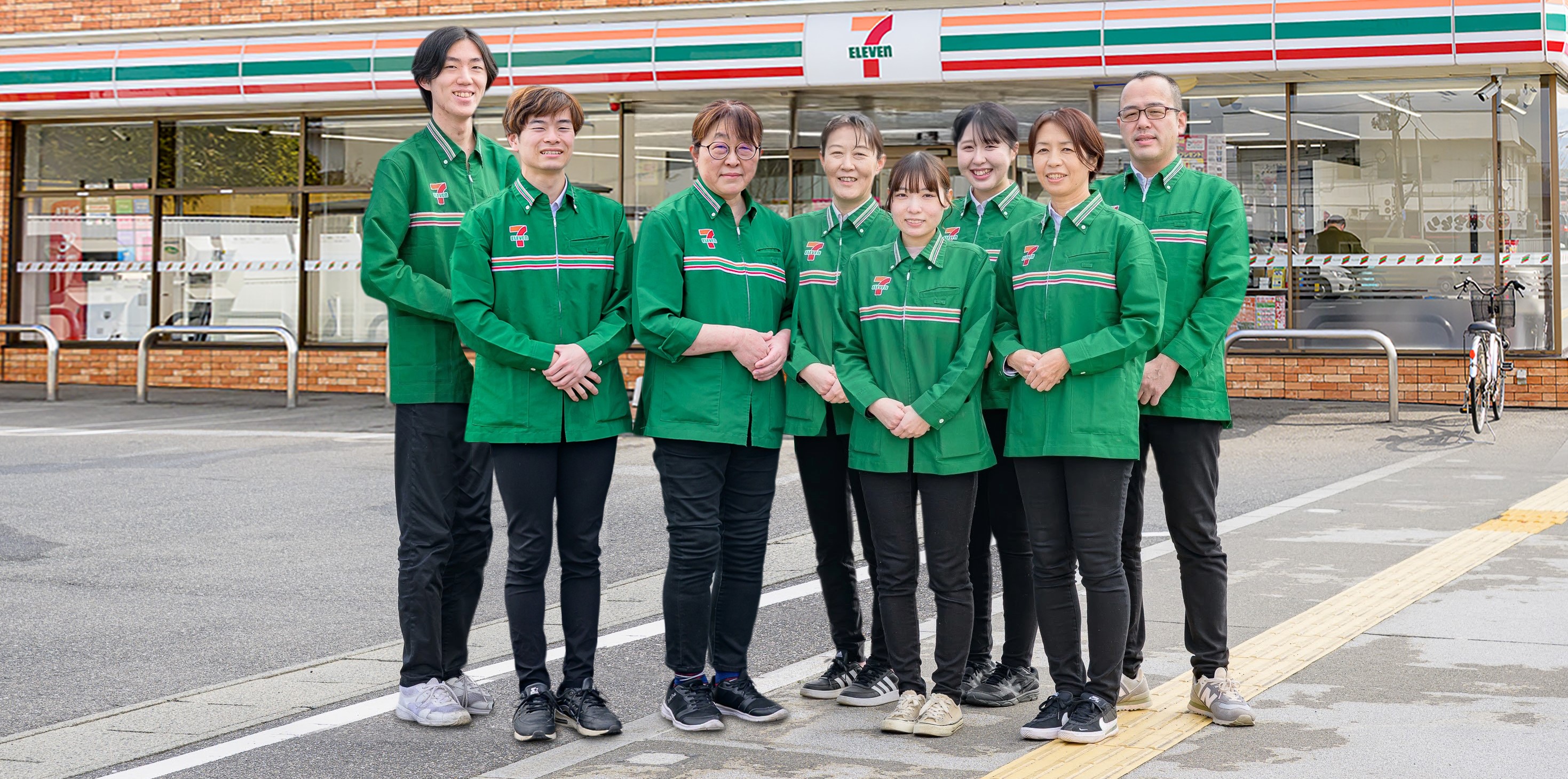 伊藤宗吉商店のセブンイレブンで働くスタッフ達